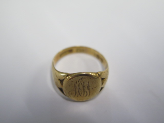 An 18ct yellow gold signet ring size R - approx weight 7.3 grams - Image 2 of 3