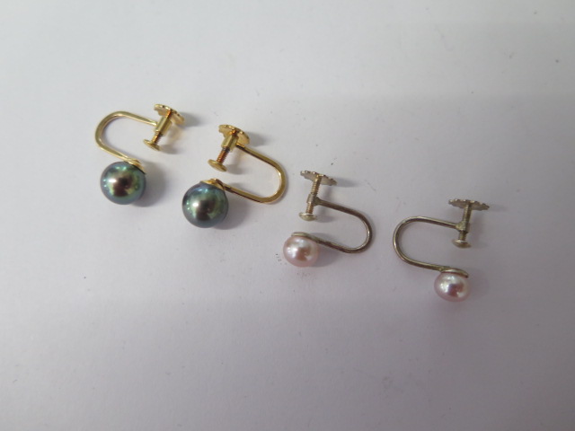 A pair of 9ct screw back black pearl earrings and a pair of silver pearl screw back earrings -