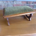 A charming walnut folding footstool - Height 13cm x Width 28cm x Depth 15cm