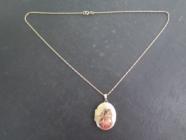 A 9ct yellow gold locket 3cm tall on a 9ct 45cm chain, total weight approx 7 grams - Image 2 of 6