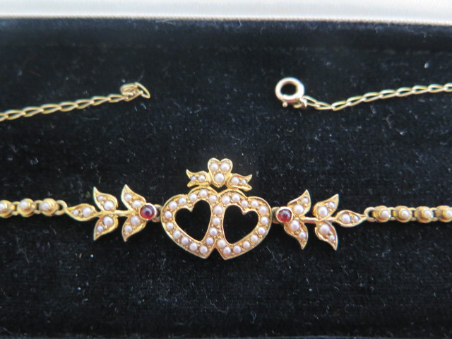 A gilt metal pearl double heart necklace, approx 7 grams, and a 14ct broken necklace, approx 3.5 - Image 4 of 4