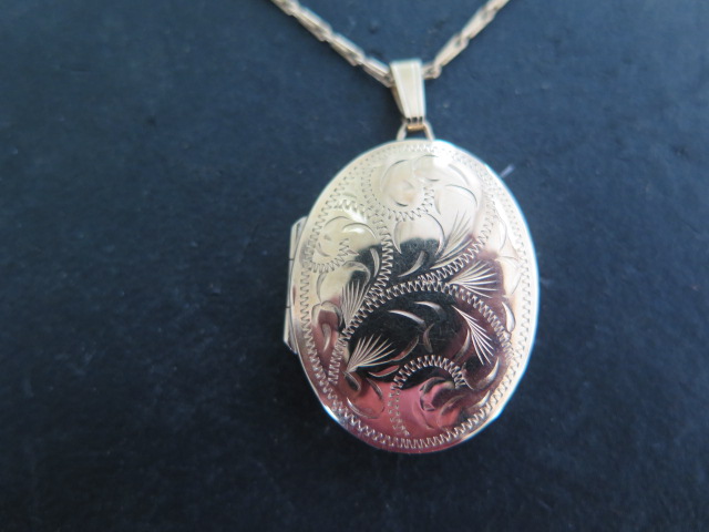 A 9ct yellow gold locket 3cm tall on a 9ct 45cm chain, total weight approx 7 grams - Image 3 of 6