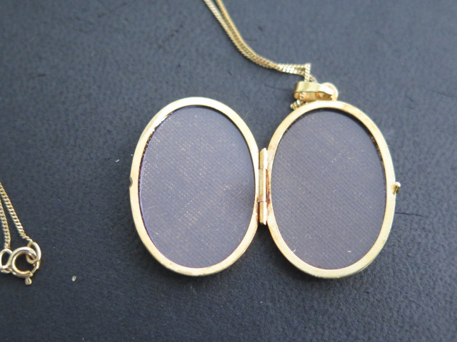 A 9ct yellow gold locket, 2.8 cm tall on a 45cm 9ct chain, total approx 4.3 grams, good condition - Image 3 of 4