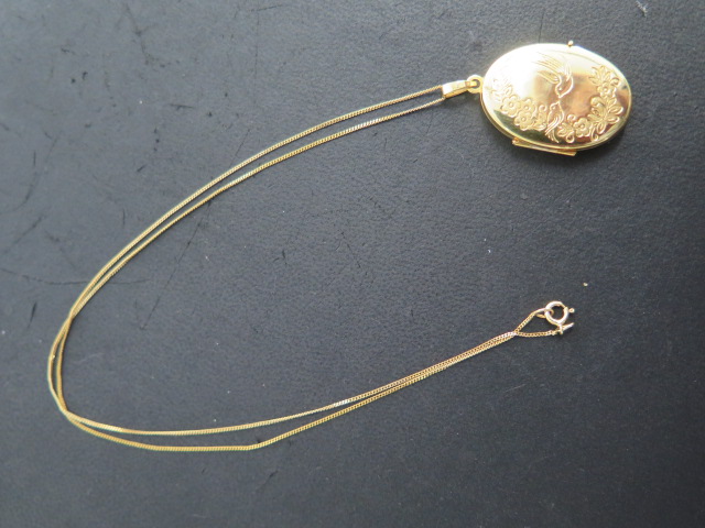 A 9ct yellow gold locket, 2.8 cm tall on a 45cm 9ct chain, total approx 4.3 grams, good condition - Image 2 of 4