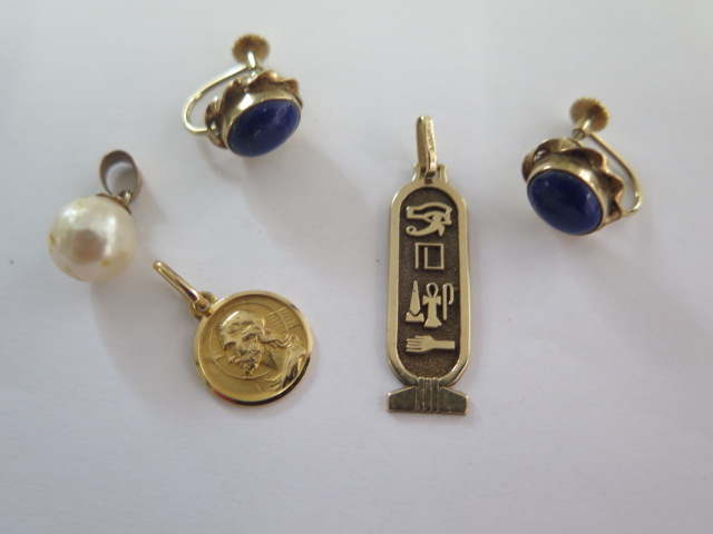 A 9ct pendant approx 1.5 grams, and a 18ct pendant approx 1.3 grams, two 9ct earrings with screw - Image 2 of 4