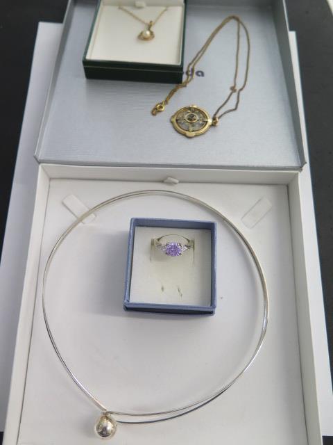 A 925 silver choker and a silver dress ring, size R, and a 9ct yellow gold pendant on a gilt chain