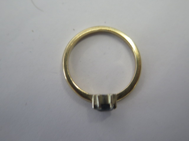 A yellow gold sapphire ring size L - approx weight 2.4 grams - surface tests to approx 9ct - good - Image 3 of 4