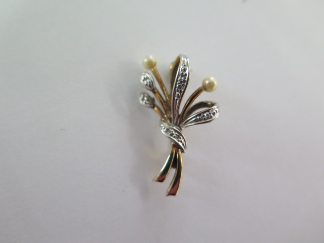 A 9ct yellow gold diamond and pearl bow brooch, approx 25mm x 15mm, good condition, boxed, approx - Image 4 of 8