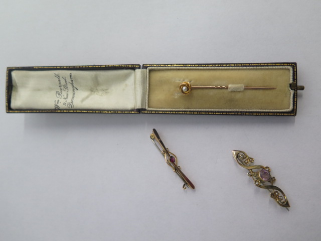 Two 9ct yellow gold brooches with metal pins and a 9ct yellow gold pearl pin, total approx 5.8 grams - Image 2 of 4