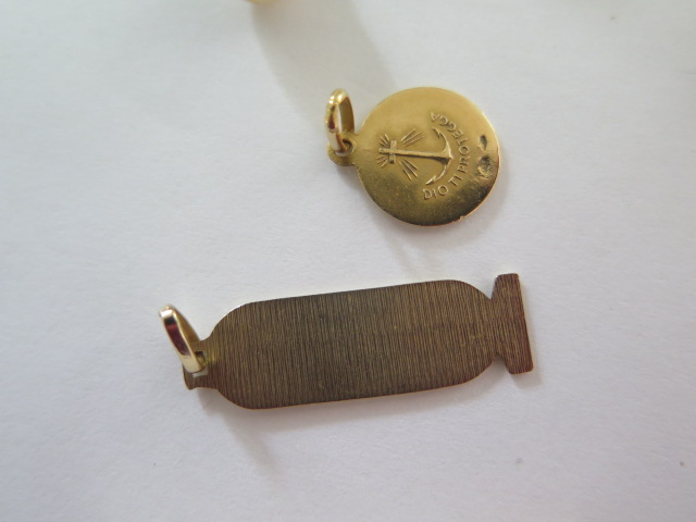 A 9ct pendant approx 1.5 grams, and a 18ct pendant approx 1.3 grams, two 9ct earrings with screw - Image 3 of 4