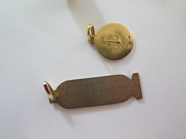 A 9ct pendant approx 1.5 grams, and a 18ct pendant approx 1.3 grams, two 9ct earrings with screw - Image 4 of 4