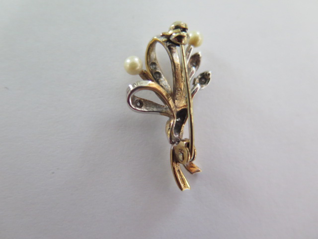 A 9ct yellow gold diamond and pearl bow brooch, approx 25mm x 15mm, good condition, boxed, approx - Image 6 of 8