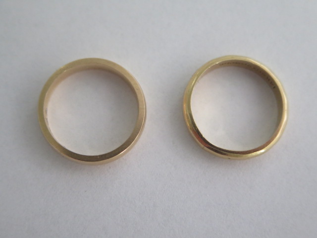 A 9ct yellow gold band ring, size L/M, approx 4 grams, and a 14ct band ring, size M/N, approx 3.3 - Image 4 of 4
