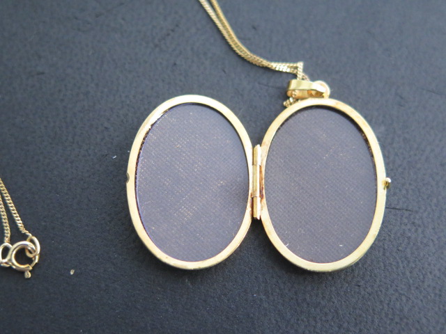 A 9ct yellow gold locket, 2.8 cm tall on a 45cm 9ct chain, total approx 4.3 grams, good condition - Image 4 of 4