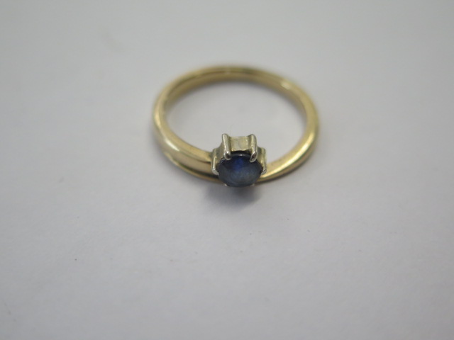 A yellow gold sapphire ring size L - approx weight 2.4 grams - surface tests to approx 9ct - good - Image 2 of 4