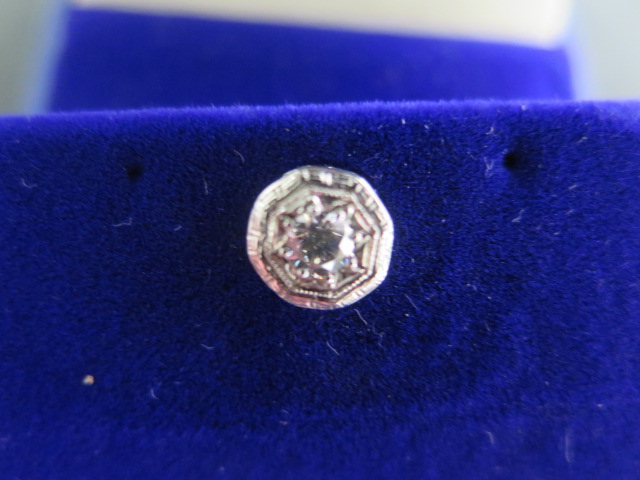 A 14ct white gold diamond tie pin, approx 8mm wide