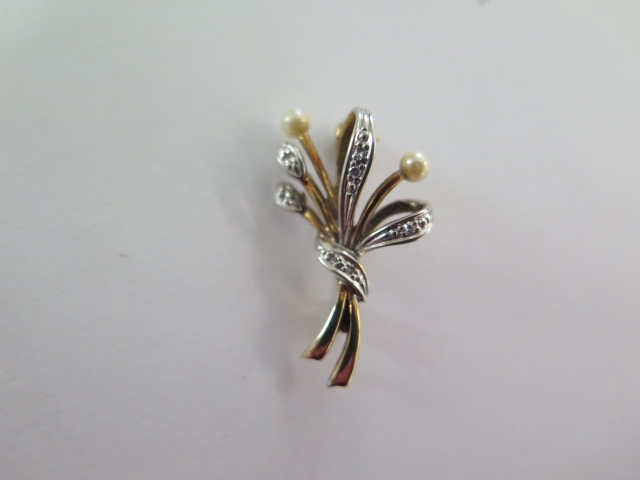 A 9ct yellow gold diamond and pearl bow brooch, approx 25mm x 15mm, good condition, boxed, approx - Image 3 of 8