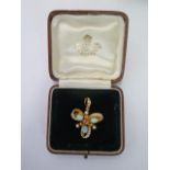 A very pretty 9ct yellow gold opal and pearl triform brooch/pendant - Width 2.5cm - in good