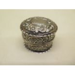 A pretty embossed modern ring box - Height 3.5cm