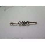 A 15ct gold pearl brooch - Length 5cm - approx weight 3.4 grams - generally good condition