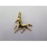 An 18ct yellow gold horse pendant - 2cm long - approx weight 1.9 grams - good condition