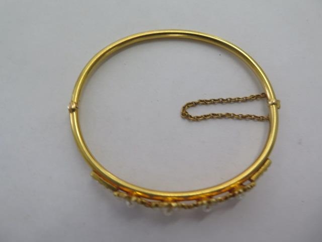 A gilt metal pearl hinged bangle - 5.5cm x 6.5cm external - approx weight 10 grams - in good - Image 3 of 4