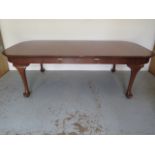 An early 1900's pull out mahogany D end dining table on shaped legs with an additional leaf - Height