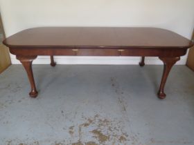 An early 1900's pull out mahogany D end dining table on shaped legs with an additional leaf - Height