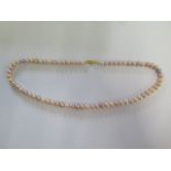 A string of multicolour pearls - Length 43cm - pearls approx 5mm - in good condition