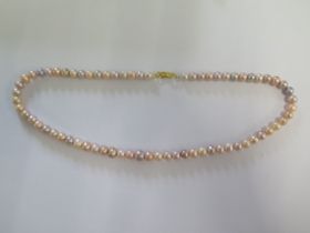 A string of multicolour pearls - Length 43cm - pearls approx 5mm - in good condition