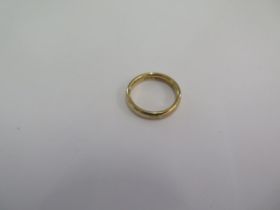 A hallmarked 9ct yellow gold band ring size J - approx weight 2.8 grams