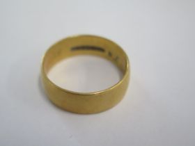 A hallmarked 18ct yellow gold band ring - 6.5mm band - ring size T - approx weight 6.6 grams -