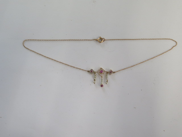 A pretty 9ct yellow gold amethyst and pearl necklace - Length 36cm - approx weight 2.5 grams