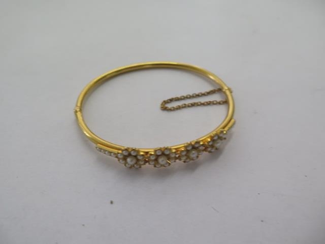 A gilt metal pearl hinged bangle - 5.5cm x 6.5cm external - approx weight 10 grams - in good - Image 2 of 4