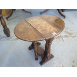 An antique style oak gateleg side table - Height 53cm x 61cm x 46cm