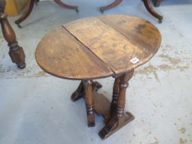 An antique style oak gateleg side table - Height 53cm x 61cm x 46cm