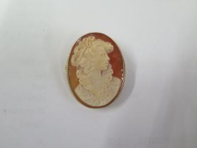 A hallmarked 9ct yellow gold cameo brooch - Height 3.6cm, approx weight 7 grams - good condition