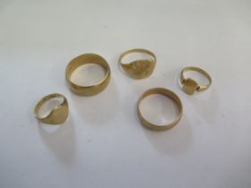 Two 9ct yellow gold band rings sizes W and U and three 9ct yellow gold signet rings sizes H, I and Q