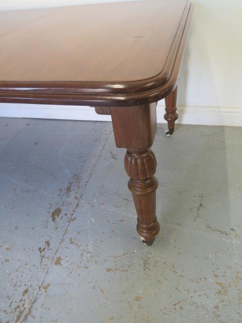 A Victorian mahogany windout dining table with one leaf on turned fluted legs - Height 73cm x - Image 3 of 3