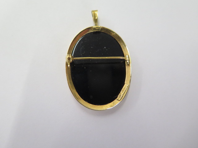An 18ct yellow gold Cameo pendant/brooch - 39mm x 24mm - in good condition - approx weight 5 grams - - Image 3 of 4
