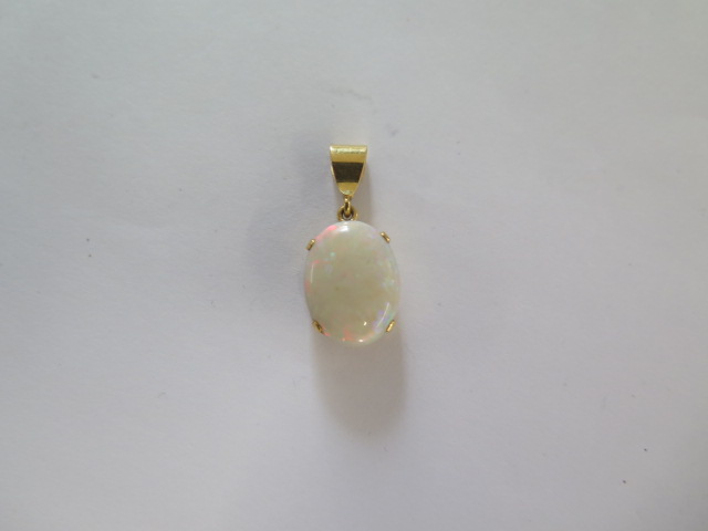 A yellow metal opal pendant - Opal approx 15mm x 12mm - in good condition - approx weight 2.5 grams