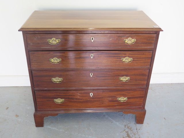 A Georgian mahogany chest of drawers with four graduating drawers on bracket feet - Height 82cm x