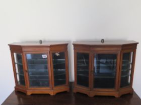 A pair of table top mahogany display cabinets - Height 41cm x 47cm x 15cm - in good condition