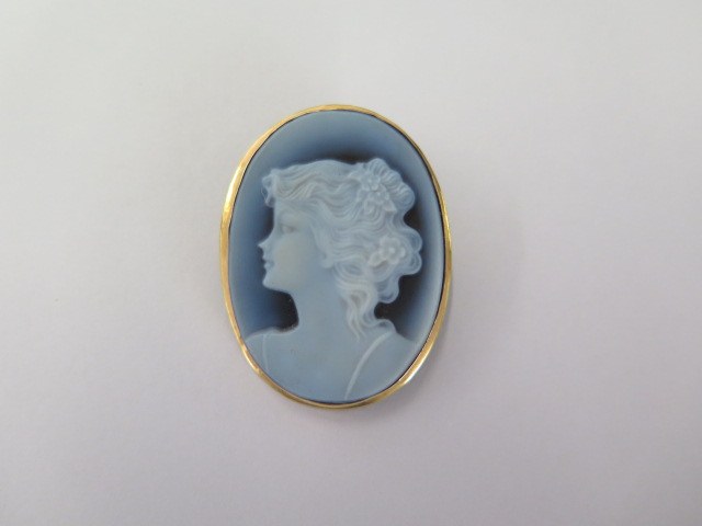 An 18ct yellow gold Cameo pendant/brooch - 39mm x 24mm - in good condition - approx weight 5 grams - - Image 2 of 4