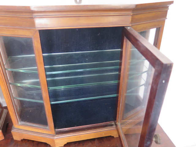 A pair of table top mahogany display cabinets - Height 41cm x 47cm x 15cm - in good condition - Image 2 of 2