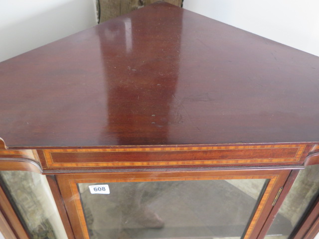 An Edwardian inlaid mahogany corner display cabinet with a single door - Height 138cm x Width 75cm - - Image 3 of 3