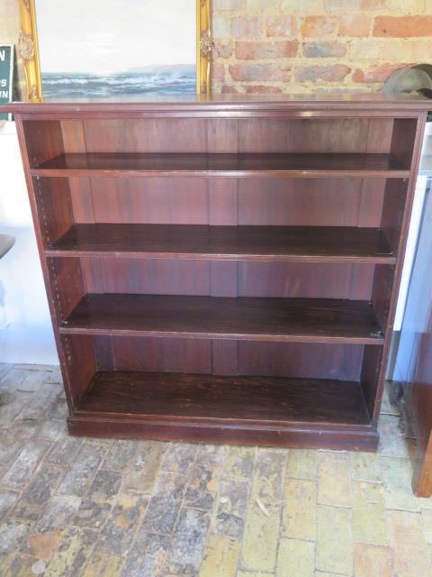 A mahogany open bookcase with three adjustable shelves - Width 120cm x 120cm
