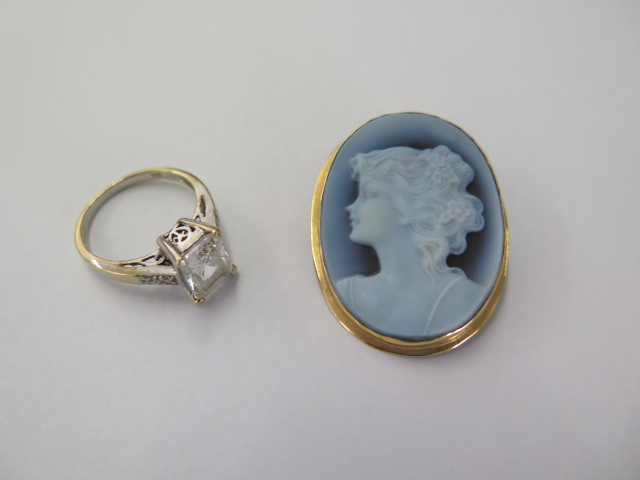 An 18ct yellow gold Cameo pendant/brooch - 39mm x 24mm - in good condition - approx weight 5 grams -