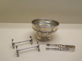 A silver bowl, a pair of silver knife rests and a sugar nip - total weight approx 6 troy oz - slight