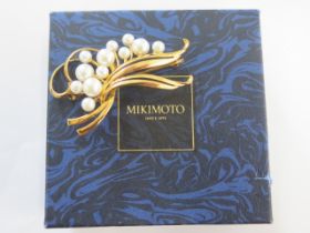 An 18ct yellow gold Mikimoto pearl brooch - Length 5.5cm - approx weight 16.2 grams - in good